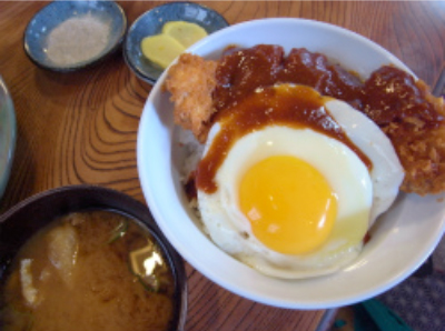 看板の「味噌カツ丼」は甘さ控えめのデミ味噌という感じ