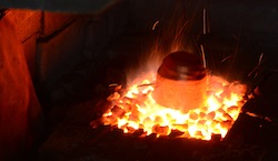 熱伝導の良い銅は、あっという間に熱され、そして水につけるとあっという間に冷たくなります。そして冷めても不思議な位ぐにゃぐにゃに。体感して下さい。