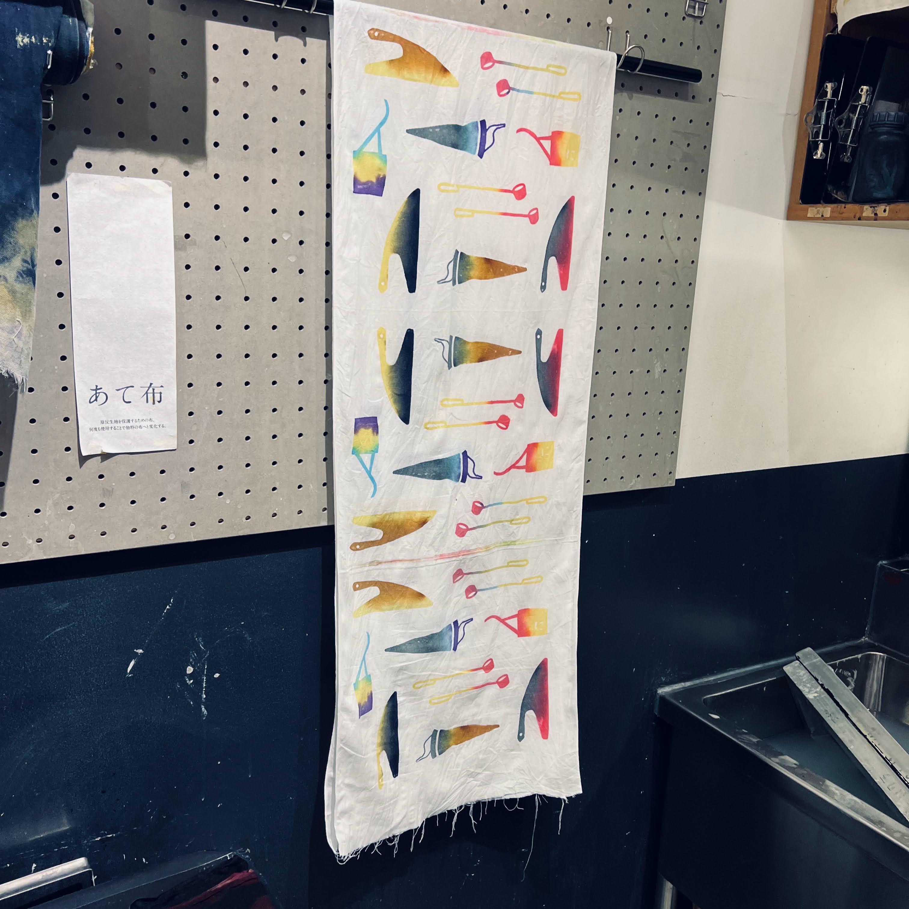 にじみ、ゆらぐ『にじゆら』の手ぬぐい注染染めフルコース体験