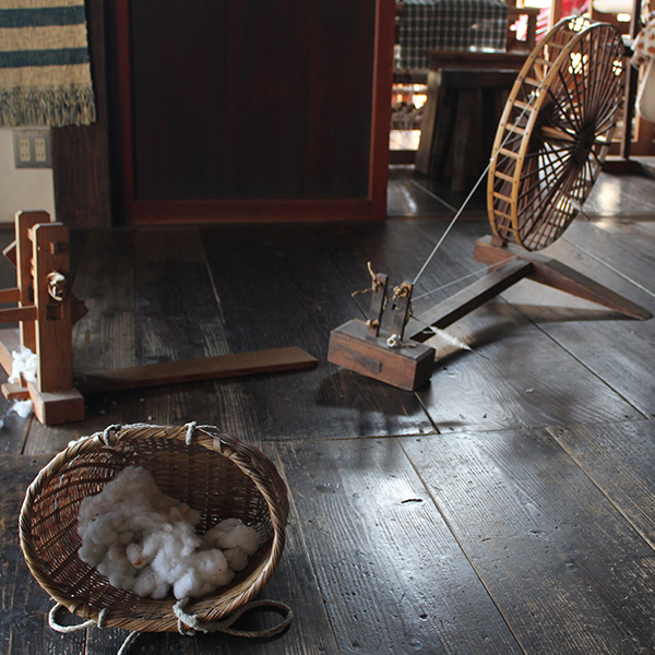綿糸を紡ぎ、原始ばたで織り上げる。古民家で”布衣”作り。2日間