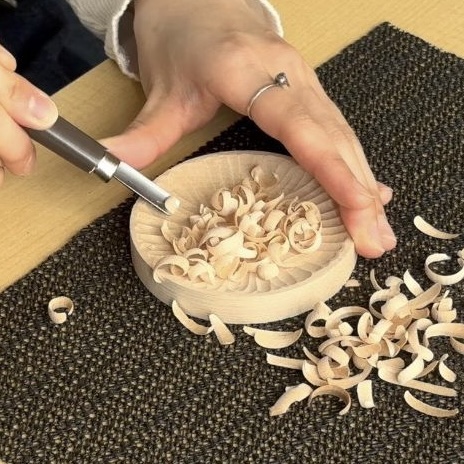 ＜彫刻刀セット付き＞初めての木彫。心地よい彫刻刀の使い方で、豆皿を彫る。