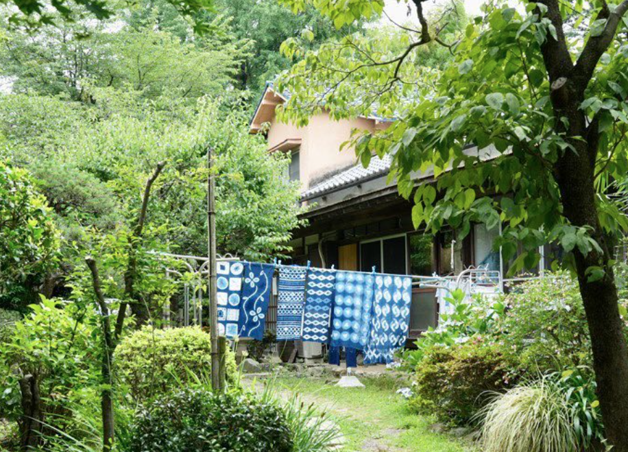 ＜非公開：申し込み開始までしばらくお待ちください＞色が生まれて、作品になるまで。全て行う染色工房で、草木染め体験。〜藍〜