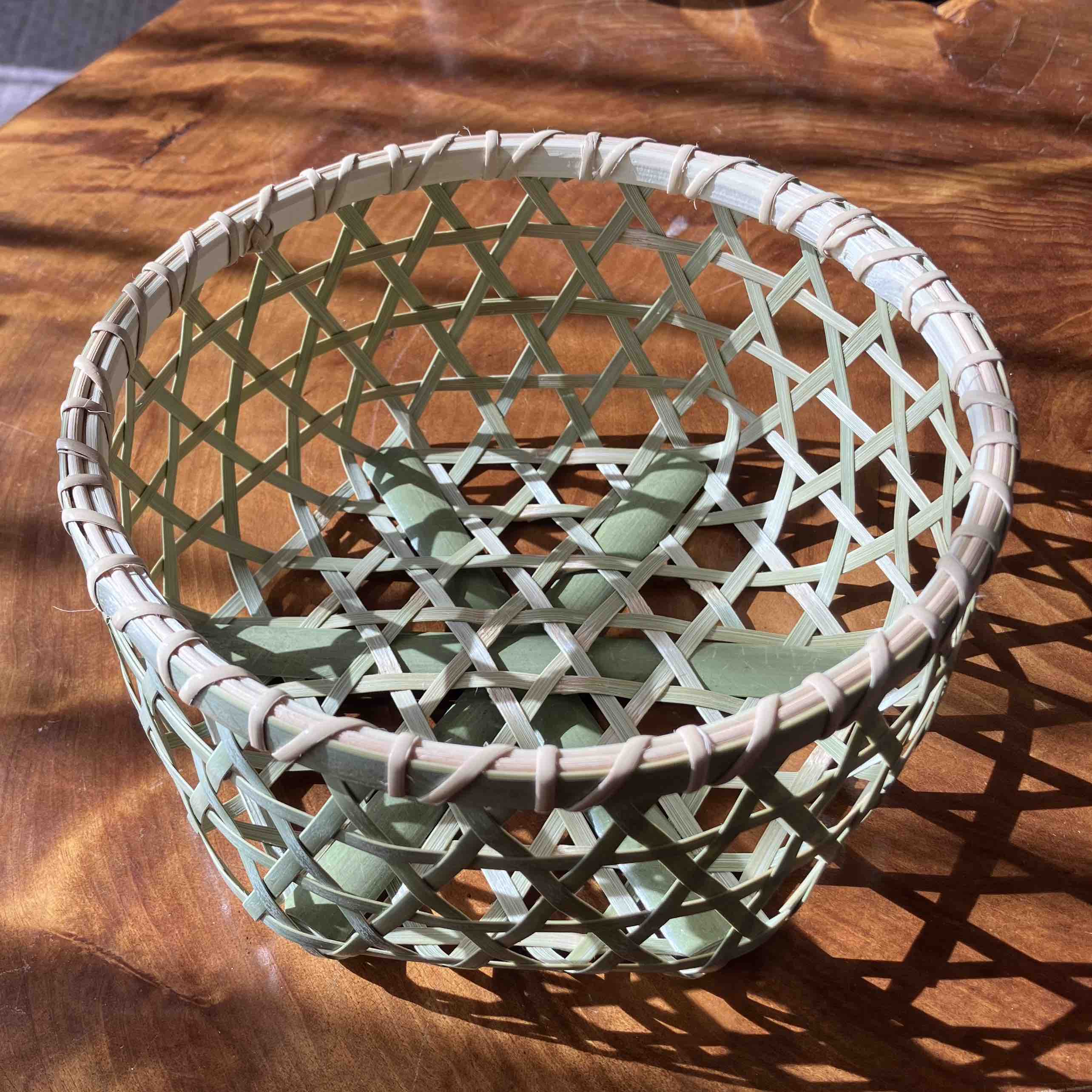 竹林で竹を切るところからはじめる、竹細工丸ごと体感ワークショップ。2026