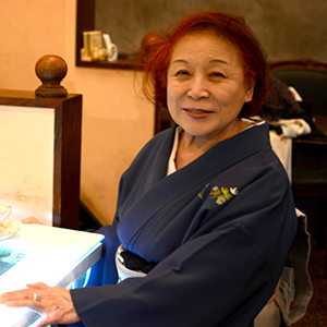 七代目女将の吉田智子さん。毎日着物で出勤されるそうで、金魚柄の帯を集めるのがご趣味。