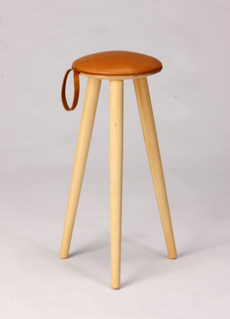 片手で持ち運びできるdorayaki-stool。http://stylestore.jp/item/AF180-00-0000-B453/