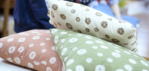 「京都の座布団屋で学ぶ。マイ座布団綿入れ体験。」のアイキャッチ画像
