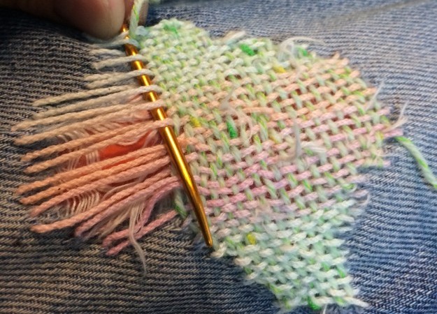 針は毛糸用のとじ針と、先が反り返っている刺繍針を使いました。糸を拾うのに便利です。