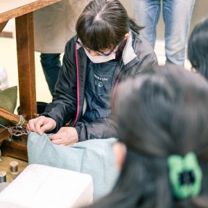 丁寧にひと針ひと針職人さんが教えてくださいます