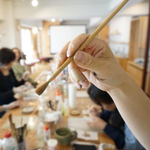 中指でトントン！粉蒔き時の筆の持ち方です。