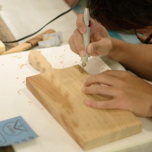 焼きペンを使って、名入れも可能です。