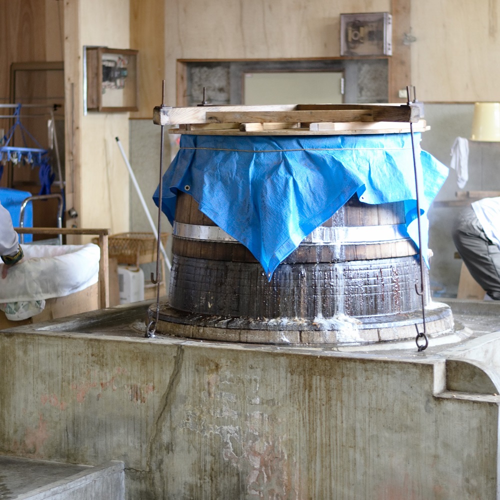 現在の味噌づくりでは、大豆は蒸すのが一般的ですが、糀屋団四郎では和釜で煮ています。これにより大豆の旨味がしっかり入った、やわらかく溶けやすい味噌となるのです。