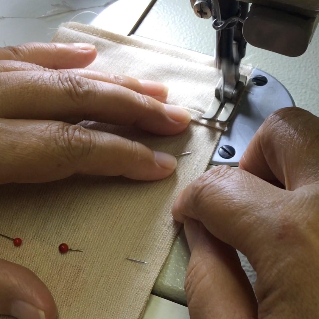 国産間伐材のヒノキや杉の和紙から作られた木糸で織られた布地。それを縫い子さんの手でひとつひとつ丁寧に縫い上げ作られているのが、このアイピローです。