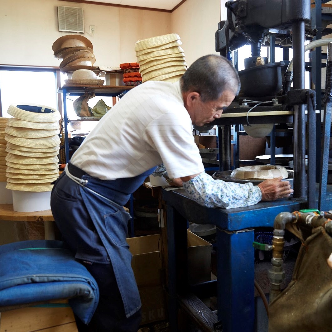 帽子のふちや折れをピシっとエッジの利いた形にするのに大切なプレス作業。これがあるのとないのでは仕上がりの体裁が変わります。