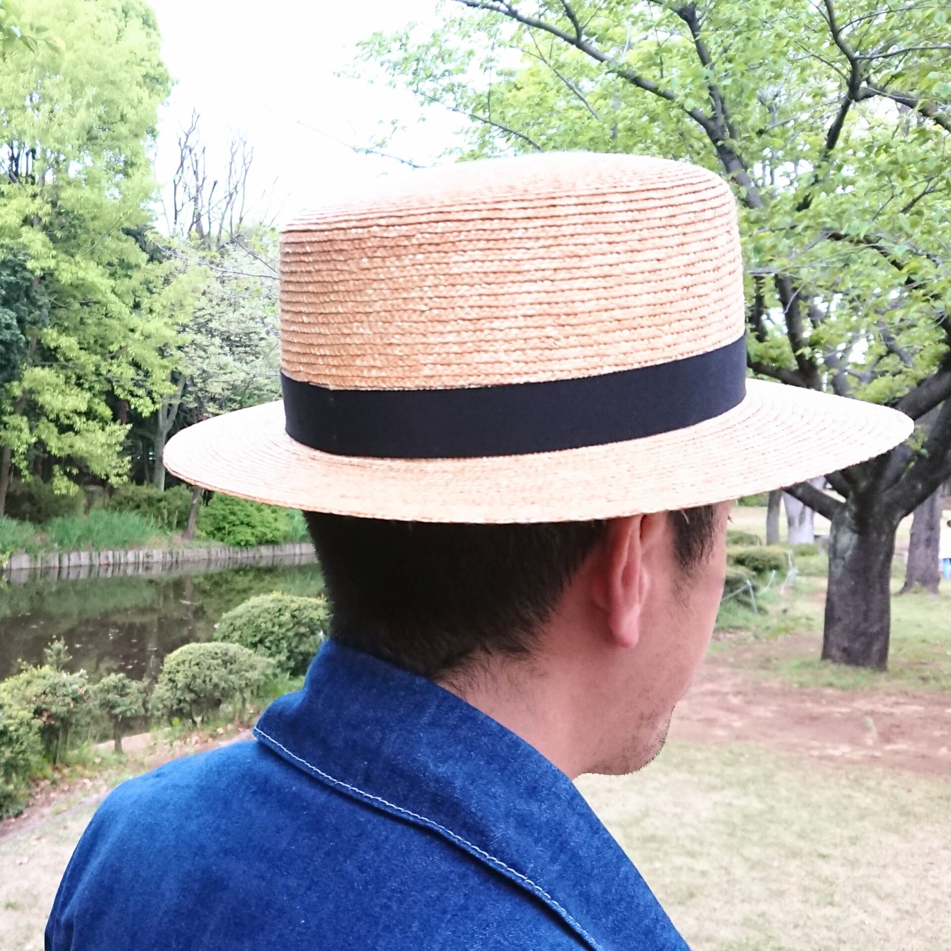 明治の頃の男性は、このカンカン帽をかぶることが外出時の正装だったことも。男子カンカン帽の復権望みます！