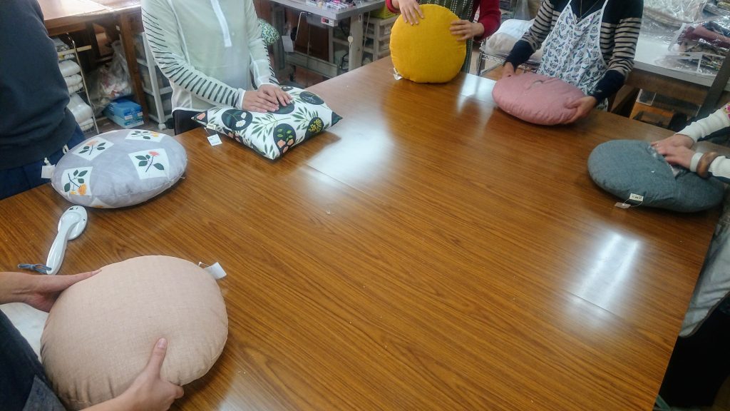 【てならい後記】京都の座布団屋で学ぶ。マイ座布団綿入れ体験。2019春のアイキャッチ画像