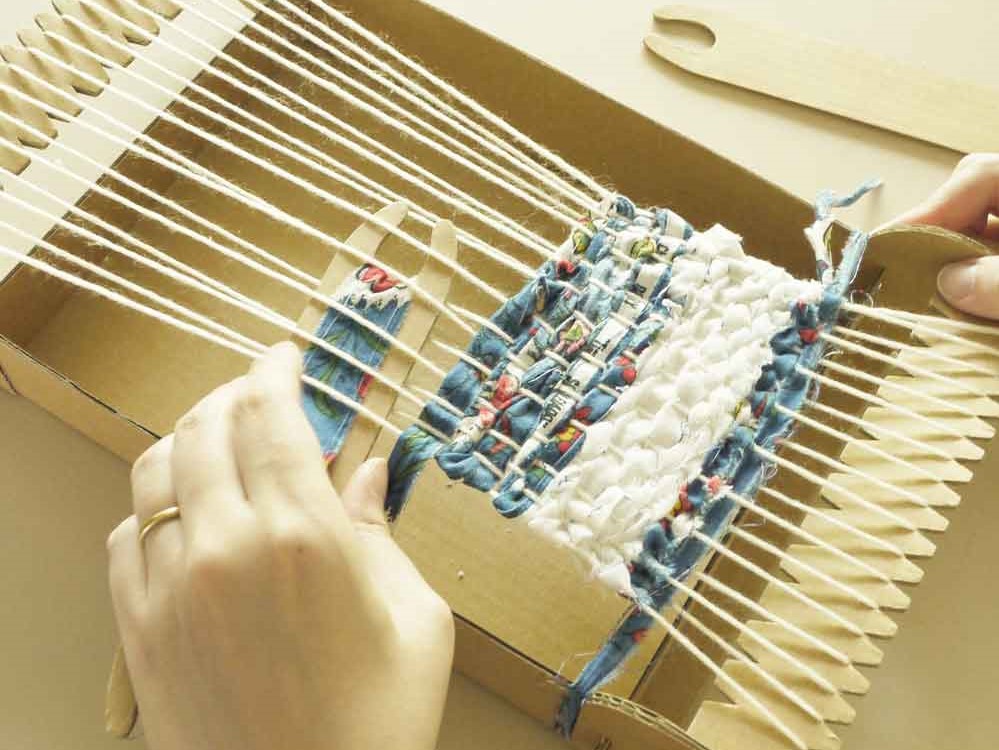 裂き織とは、古くなった布を細く裂き、織っていく、日本古来の技法技術です。江戸時代中期から寒冷な気候のため綿や織維製品が貴重だった東北地方を中心に行われてきたそうです。