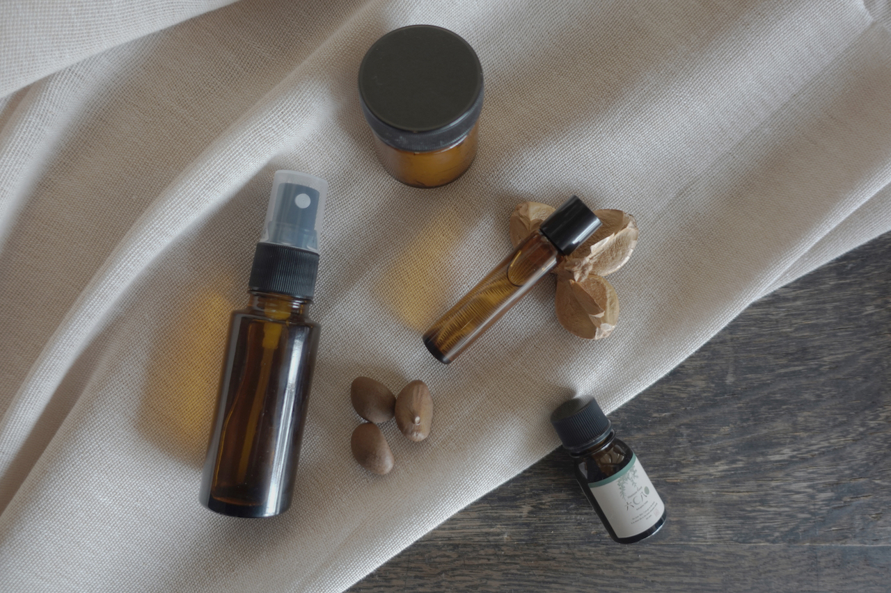 アロマクラフトで使用する素材の椿油は、主にオレイン酸という不乾性油で保湿力が高く酸化しにくい成分でできており、日本人の肌や髪に馴染みやすく潤いを与え保ってくれるといわれています。