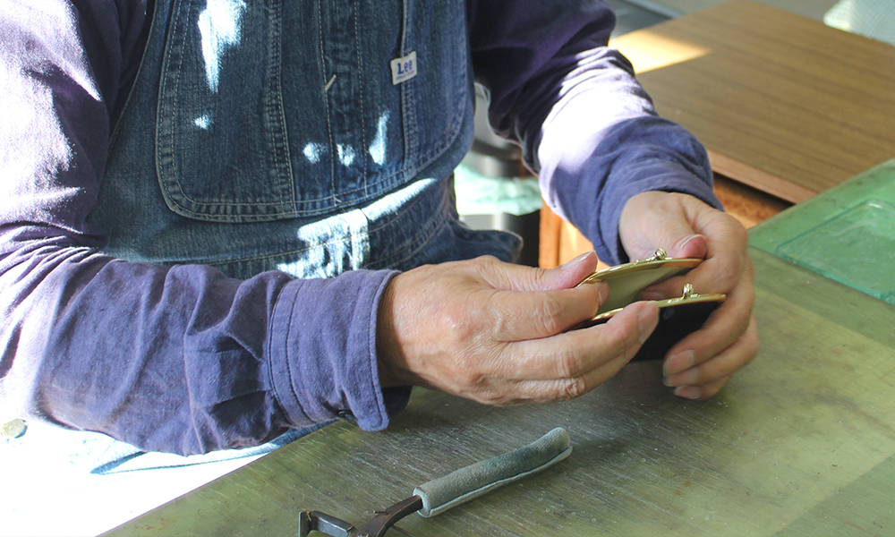 次はどんながまぐちを作ろうかと、思案する時間がとても楽しいそう。口金と革との接合は一番難しいですが、一番面白いところでもあるとか。