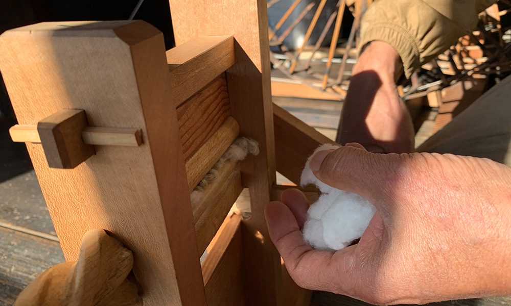 綿から種を取り出すための道具。この工程を綿繰り（わたくり）と言います。綿繰りをする前に、綿をよく干して乾燥させておくと種がよく取れるそう。