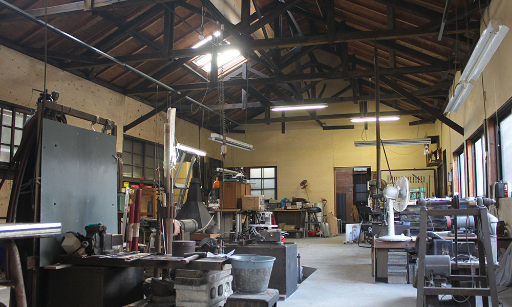 正次郎鋏刃物工芸の工房内。工房内の作業台や道具類など、溶接技術を生かし、自分たちで作っているものもある。