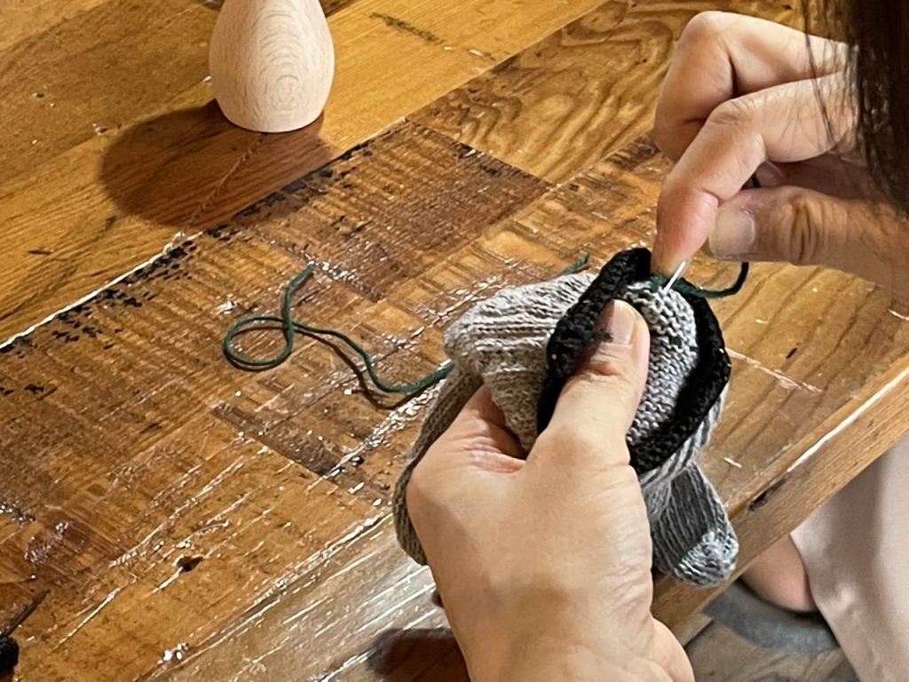 糸端を裏の糸に割り入れる留め方や肌に当たらないのであれば玉結びで留める方法も可。