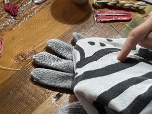 繕いたいと持参されたTシャツ。小さな穴が。。