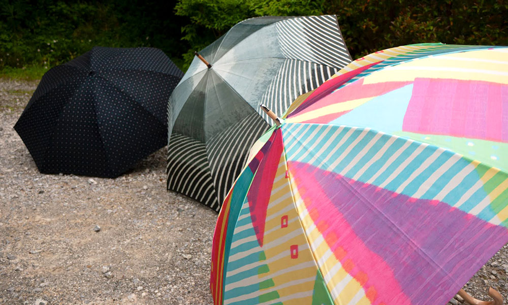 晴れの日も雨の日も、心がはれやかになる、舟久保織物の晴雨兼用傘。