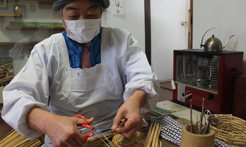 昔からの竹皮編みの技術を受け継ぐ前島美江さん。