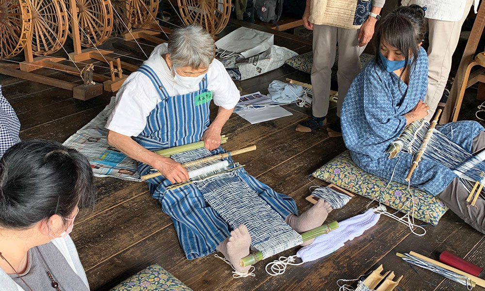 お手本となる動作を見せてくれている豊子さん。