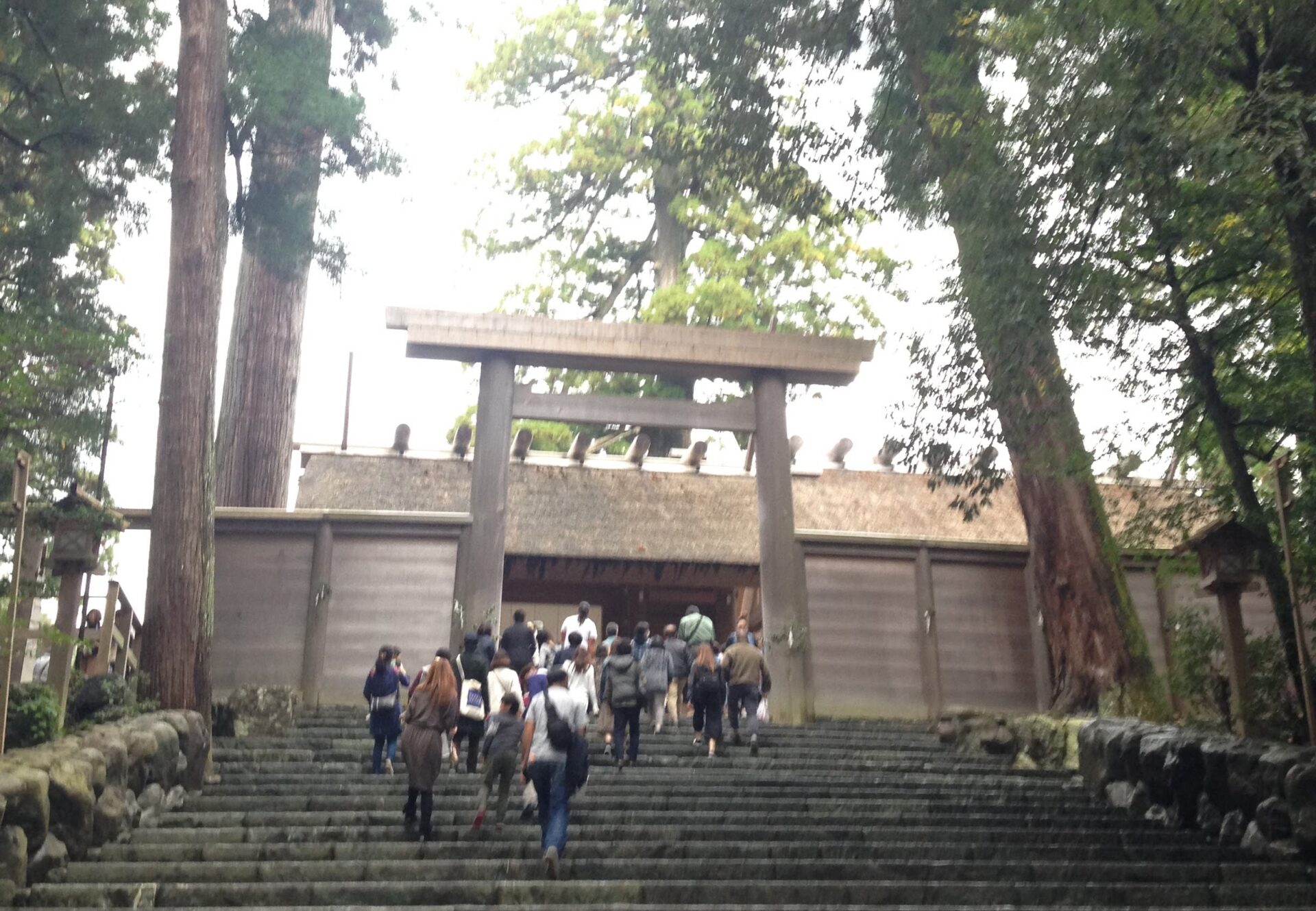 個人的に伊勢神宮へいった時の写真を見返してみました。確かに、そこに鰹木は乗っていました！