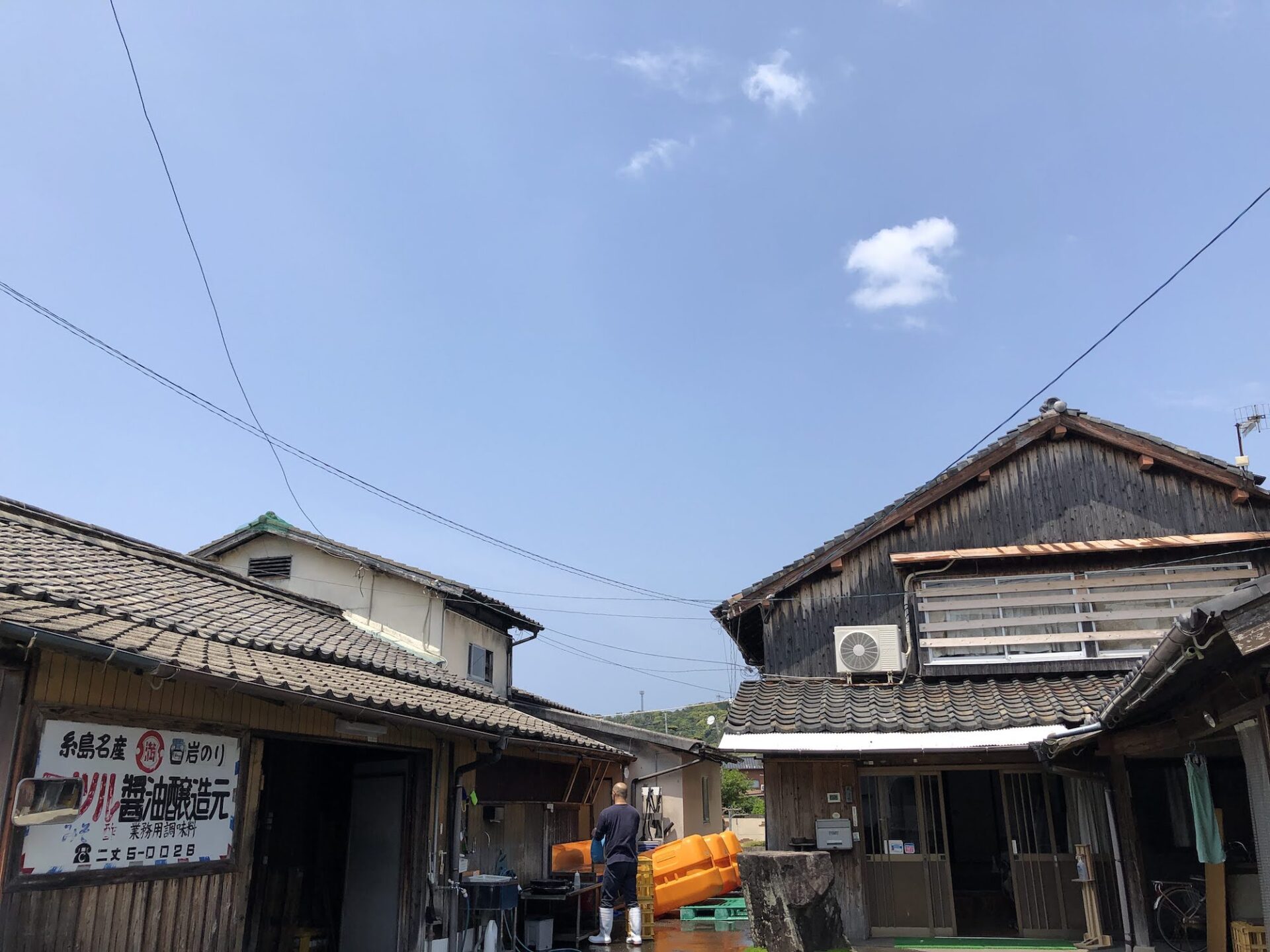 のどかな糸島の空の下、本物に取り組んでいるお醤油屋さんです。