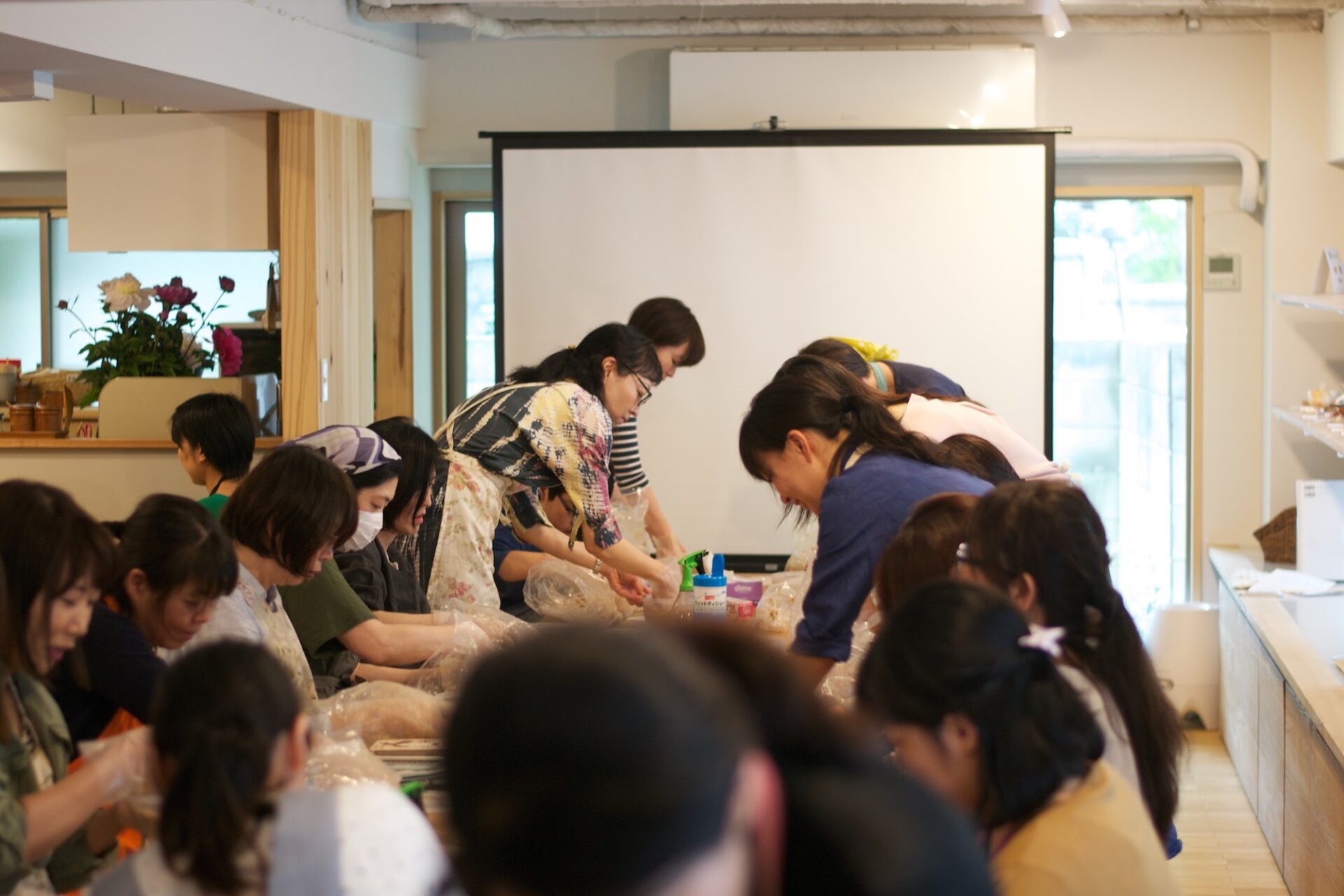 以前の味噌仕込みの様子。大人も子供もわーわー言いながらやりました。久々にあの感じ楽しみです。（写真は以前の会場です）