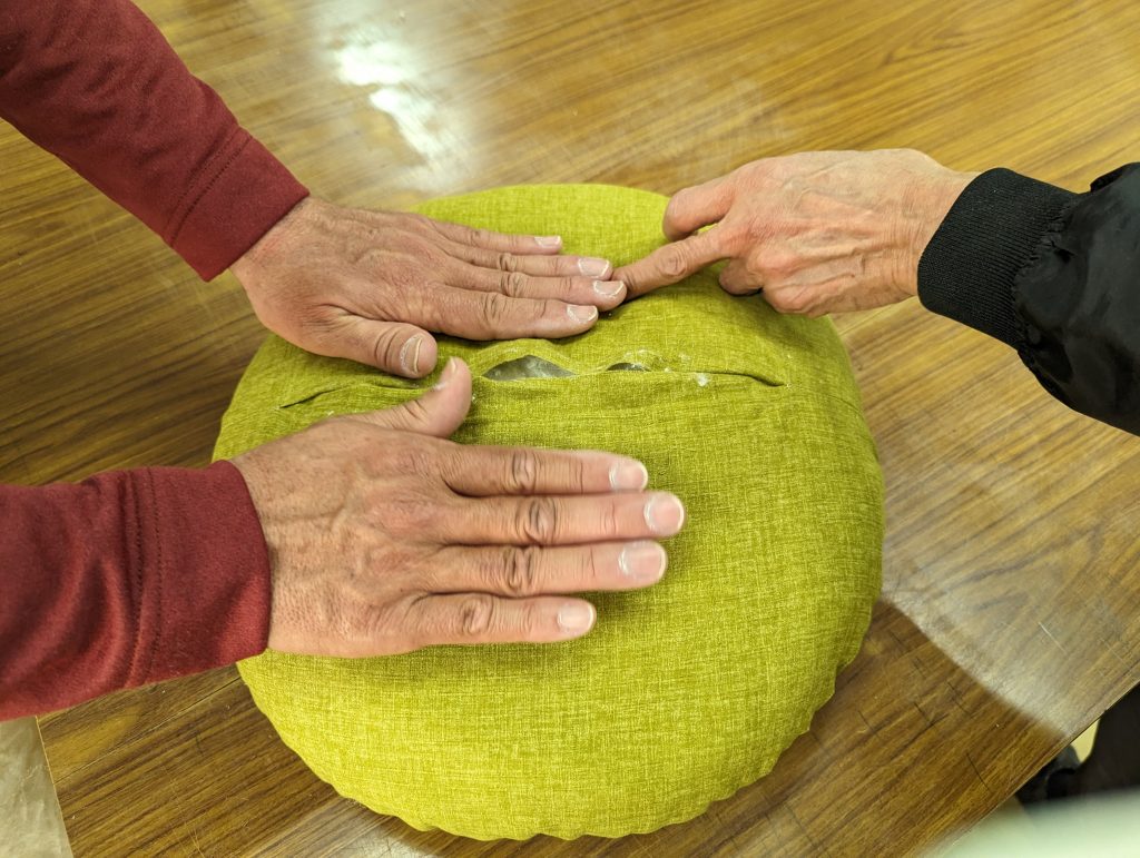 左右で綿の量に差がないか職人さんと確認