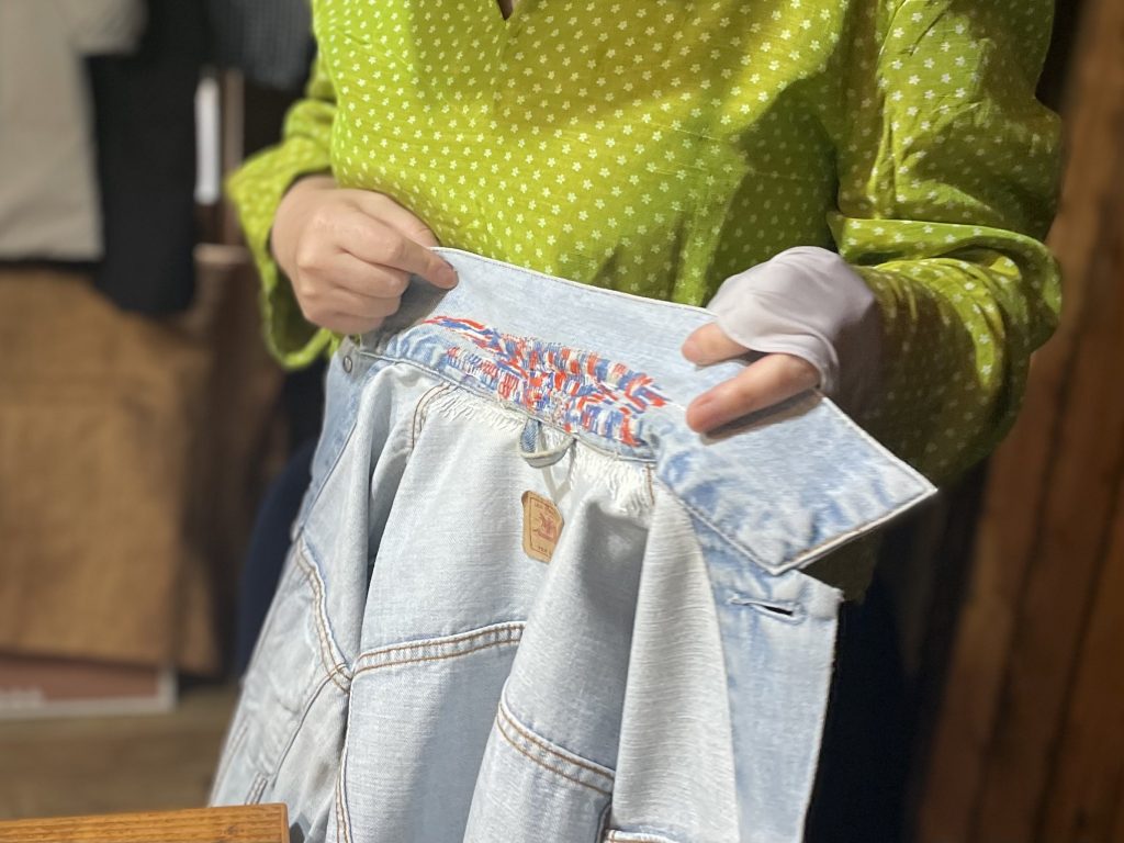 中須賀先生のデニムジャケットの襟元にダーニング♪こんな風に繕ってみたい！