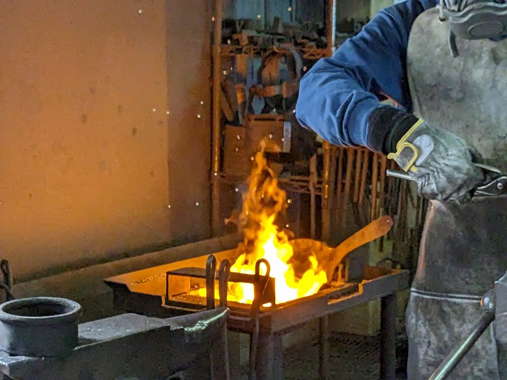 【てならい後記】鍛冶屋さんとつくる、料理が美味しくなる一枚鉄のフライパンのアイキャッチ画像