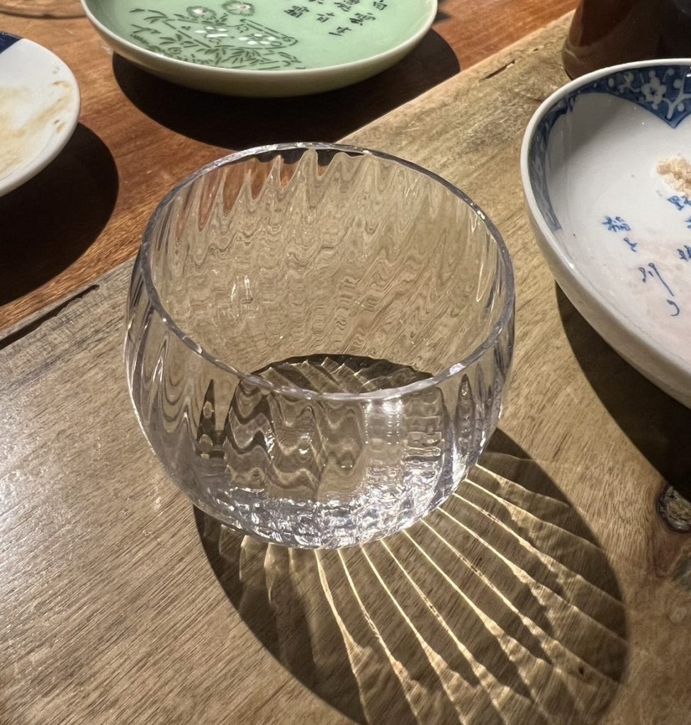 こちらのころんとした可愛らしいグラス、飲み比べのあとは、みなさんへのお土産に★　日本酒に興味はあるけど、くわしいことはわからない…そんな方に、おすすめの、応用シーンが広い万能の形らしいです！
