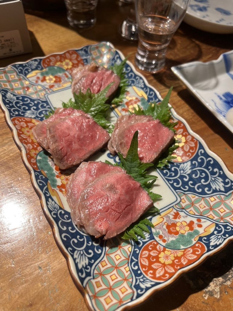 お肉とは、酸味を感じられるグラスで飲んでみる！