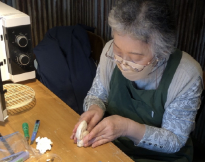 講師の関さんに見てもらいながら、原型から型を抜きます。(昨年の様子。)