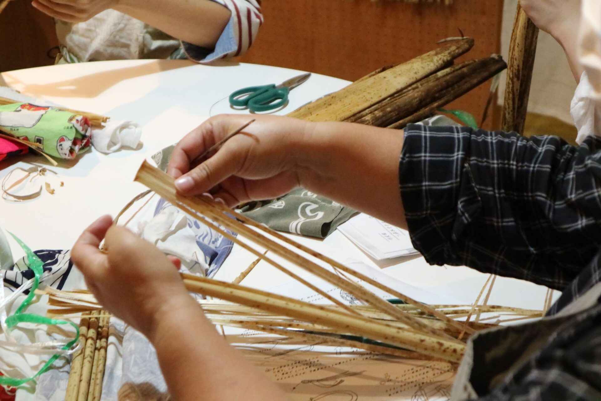 畳用の針や大きな手ぬい針を使って竹皮を割いていきます