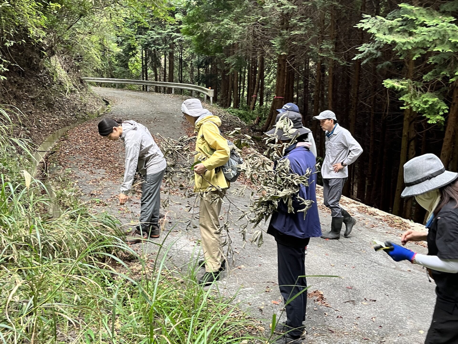 黒文字を見つけてから、もうあたり一帯が宝の山にしか見えなくなった参加者たち。