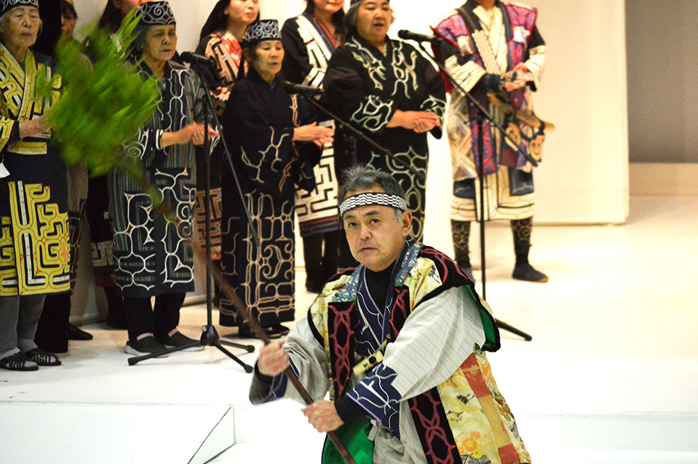 アイヌの行事で「タフサの舞」を踊る廣野さん！ 理事長さん、ってきくとなんだかとっつきにくそうだけど、廣野さんはぜんぜんこわくないですよ！とっても話しやすい！