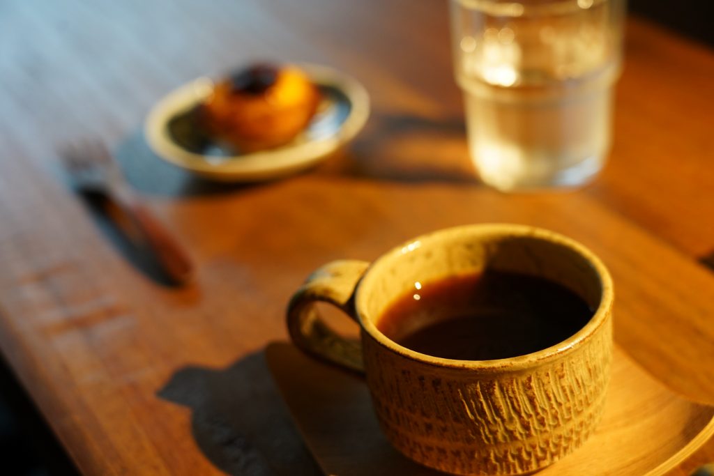 手前のカップは、益子の明窯さんと、倉持さんがつくったオリジナルのコーヒーカップ。飛びカンナの模様がすごく素敵なうえ、コーヒーがおいしくなる飲み口の厚みなど、こだわりがいっぱいい！（ほしい。。！）