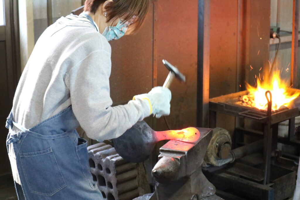 【てならい後記】鍛冶屋さんとつくる、料理が美味しくなる一枚鉄のフライパンのアイキャッチ画像